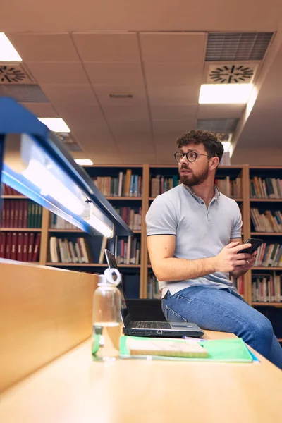 Ritratto Ragazzo Marrone Che Usa Cellulare Una Biblioteca — Foto Stock