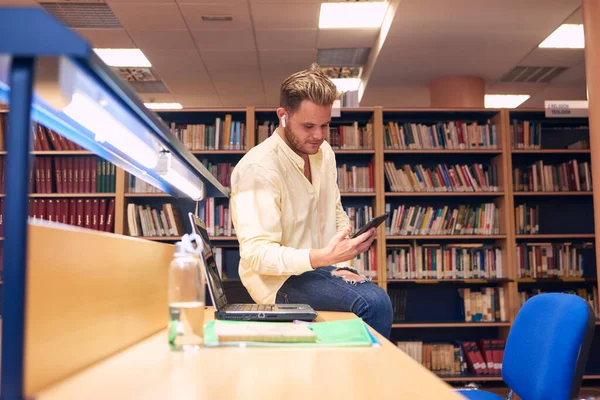 Retrato Menino Fazendo Uma Chamada Vídeo Uma Biblioteca — Fotografia de Stock