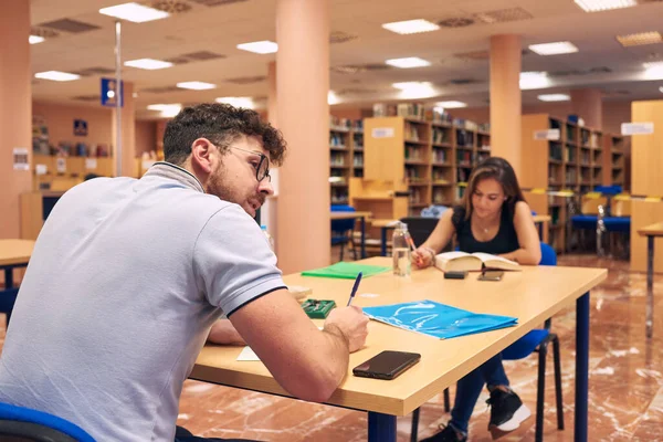 Una Giovane Coppia Sta Studiando Nella Biblioteca Universitaria — Foto Stock