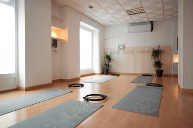 Sınıfta pilates yapan bir grup kadın.