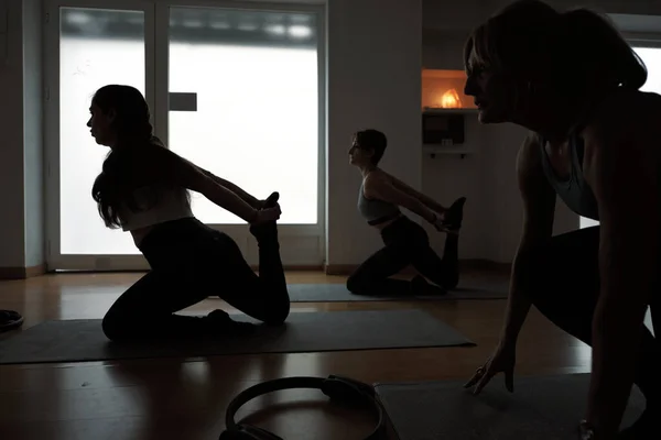 Grupo Mujeres Practicando Ejercicios Pilates Clase —  Fotos de Stock