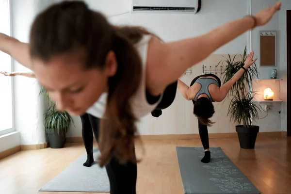 Grupa Kobiet Ćwiczących Pilates Ćwiczenia Klasie — Zdjęcie stockowe