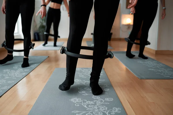Sınıfta pilates yapan bir grup kadın.
