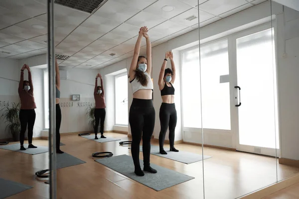 Grupo Mulheres Praticando Exercícios Pilates Aula — Fotografia de Stock