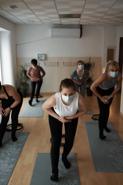 Grupo Mujeres Practicando Ejercicios Pilates Clase Con Máscaras —  Fotos de Stock