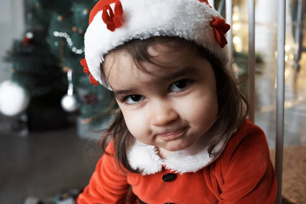 Uma Mãe Uma Filha Decoram Árvore Natal — Fotografia de Stock