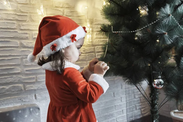 Bir anne ve kız Noel ağacını süslüyor.