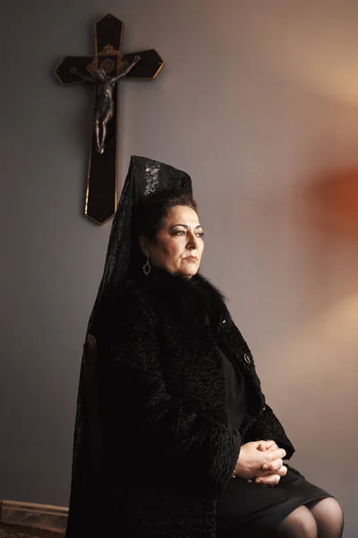 BİR KADIN KADIN EVİNDE TRADİYON KUYUŞTURUYOR