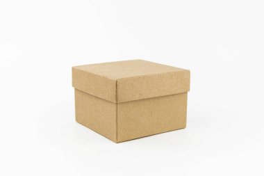 Beyaz arkaplandaki el işi kutusu.