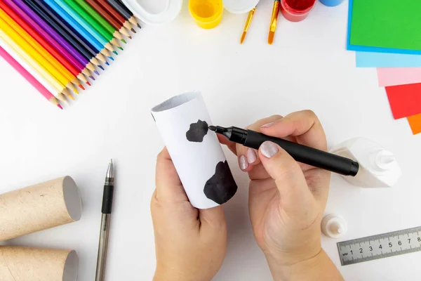 新年装饰 Diy和孩子创意的概念 一步一步的说明 用卫生纸和纸做一头奶牛 第7步用黑色毛笔画出斑点 — 图库照片