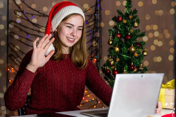 Koncepcja Komunikacji Online Boże Narodzenie Nowy Rok Dziewczyna Siedzi Przy — Zdjęcie stockowe
