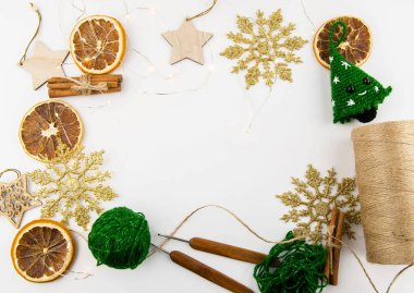 Çerçevenin kenarındaki beyaz bir masada fotokopi alanı olan bir Noel kompozisyonu.
