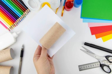 Yeni yıl dekorasyonu. DIY ve çocukların yaratıcılık konsepti. Adım adım: tuvalet kağıdı ve kağıdından bir inek yap. Adım 2 beyaz kağıt dikdörtgeni.