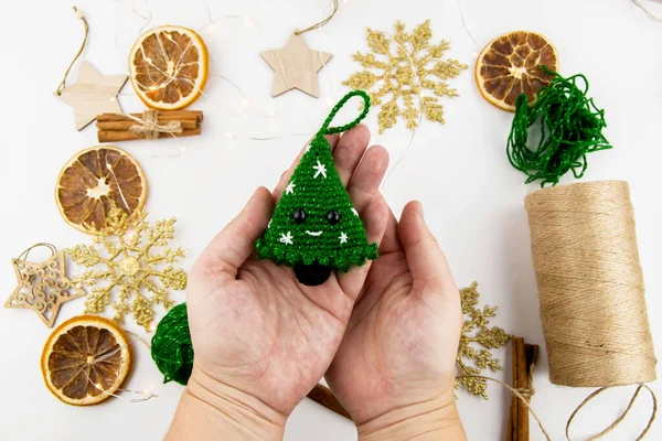Різдвяна Творчість Різдвяна Іграшка Ручної Роботи Жіночих Руках Вид Зверху — стокове фото