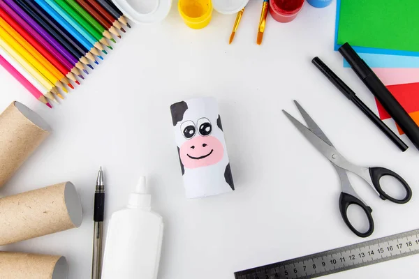 新年装饰 Diy和孩子创意的概念 一步一步的说明 用卫生纸和纸做一头奶牛 第13步把眼睛和嘴粘在身体上 — 图库照片