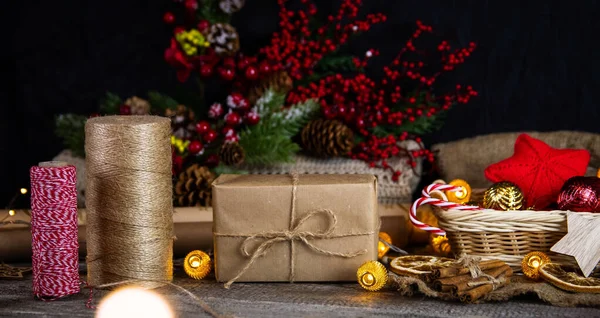 Regalos Papel Artesanal Cuerda Yute Para Navidad Una Mesa Madera — Foto de Stock