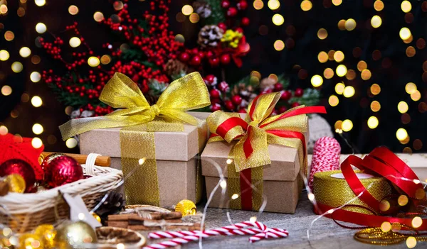 Kerstcompositie Cadeaus Met Gouden Lint Voor Kerst Een Houten Ondergrond — Stockfoto