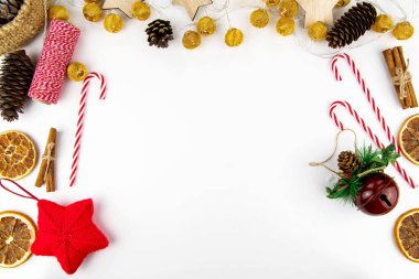 Noel kompozisyonu. Çerçevenin kenarındaki Noel dekoru beyaz bir arkaplanda fotokopi alanı ile.