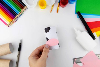 Yeni yıl dekorasyonu. DIY ve çocukların yaratıcılık konsepti. Adım adım: tuvalet kağıdı ve kağıdından bir inek yap. 9. adım Ağızlığı kes.