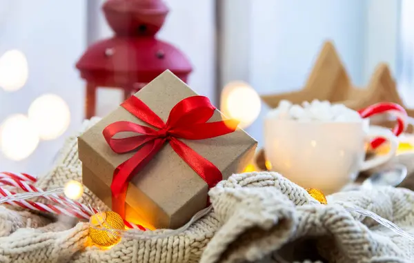 Cadeau Met Een Rood Lint Een Witte Gebreide Deken Nieuwjaar — Stockfoto