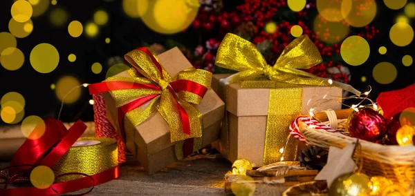 Composición Navideña Regalos Con Cinta Oro Para Navidad Sobre Fondo — Foto de Stock