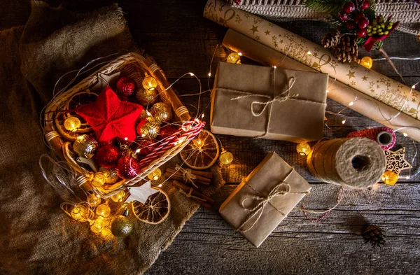 Vlakke Lay Verpakking Van Kerstcadeaus Cadeaus Verpakt Ambachtelijk Papier Jute — Stockfoto