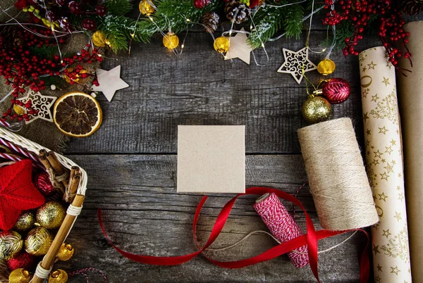 Vlakke Lay Verpakking Van Kerstcadeaus Houten Achtergrond Geschenkdoos Rood Lint — Stockfoto