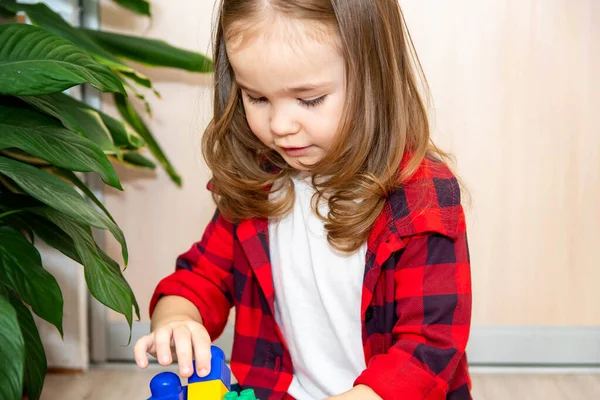 Girl Long Hair Builds Plastic Construction Kit Girl Plays Home — Stock Photo, Image