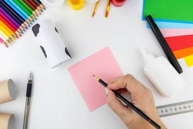 Yeni yıl dekorasyonu. DIY ve çocukların yaratıcılık konsepti. Adım adım: tuvalet kağıdı ve kağıdından bir inek yap. 8. adım Pembe kağıda namluyu çiz.