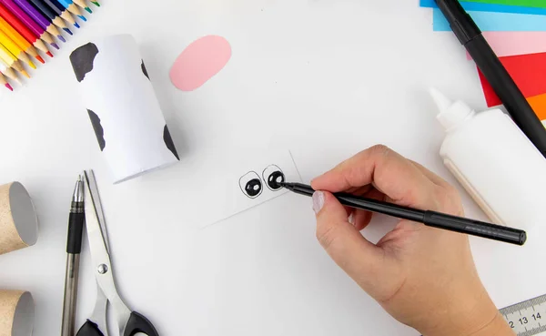 新年装饰 Diy和孩子创意的概念 一步一步的说明 用卫生纸和纸做一头奶牛 第10步把眼睛画在白纸上 — 图库照片