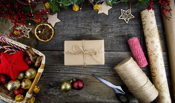 Vlakke Lay Verpakking Van Kerstcadeaus Houten Achtergrond Cadeau Inpakpapier Jute — Stockfoto