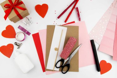 Sevgililer Günü. Sevgililer Günü tatili için kartpostal yapma talimatı. Birinci adım gerekli materyaller: kağıt
