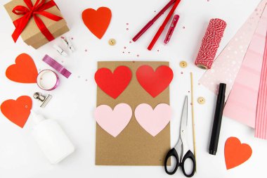 Sevgililer Günü. Sevgililer Günü için kart yapma talimatları. Adım 2: Kâğıttan dört kalp kes