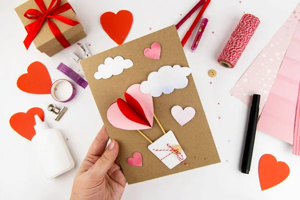 발렌타인데이 발렌타인데이 카드만드는 단계는 심장과 구름을기 붙이는 것이다 엽서가 됐습니다 — 스톡 사진