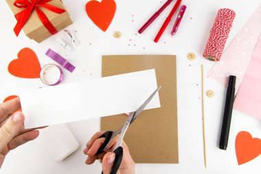 Sevgililer Günü. Sevgililer Günü için kart yapma talimatları. 4. Adım Beyaz kağıttan iki bulut kes