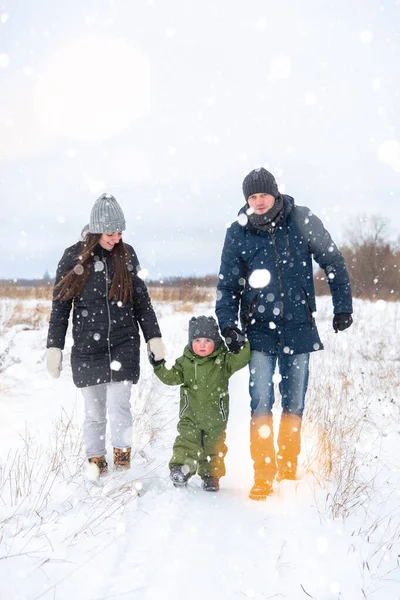 家庭妈妈 爸爸和小孩走在雪地的路上 在冬天 父母牵着他们的孩子散步 — 图库照片