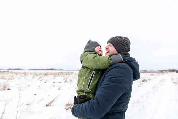 儿子和父亲在冬天的田野里散步的快乐时刻 家庭生活方式 — 图库照片