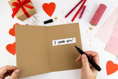 Sevgililer Günü. Sevgililer Günü için kart yapma talimatları. 11. adım. Kartpostalı imzalayacağız..