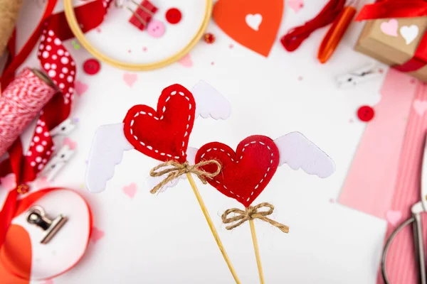 DIY instruções passo a passo para o Dia dos Namorados. Coração com asas em um bastão de feltro. Etapa 9. — Fotografia de Stock
