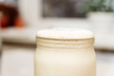 Cam kavanozda mayalı ekmek. Evde pişirme kavramı.