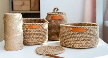 Kenevirden yapılmış yuvarlak sepetler. Ev ve dekor için tığ işi eko kutular.