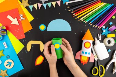 Uzay ve roket teması üzerine tuvalet kağıdı rulolarından çocuklarla adım adım eğitim. Adım 3