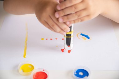 Yaratıcı çizim kavramı. Çocuk pamuk tomurcukları çiziyor.