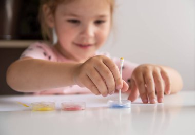 Yaratıcı çizim kavramı. Çocuk pamuk tomurcukları çiziyor.