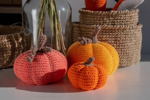 Close Três Abóboras Malha Laranja Conceito Decoração Outono Casa Feito — Fotografia de Stock