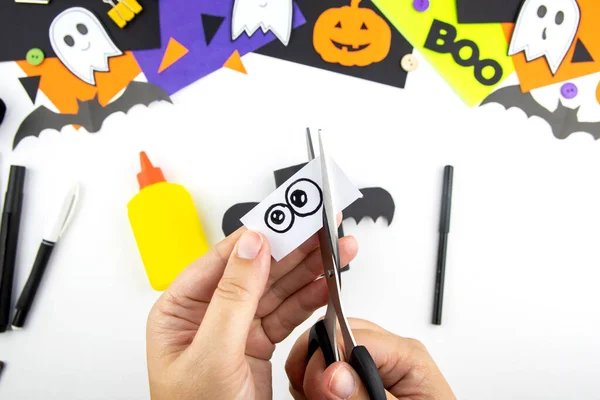Artesanato Com Uma Criança Para Halloween Partir Rolos Papel Higiênico Imagem De Stock
