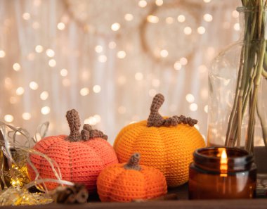 Tığ işi üç balkabağı yakın plan. Sonbahar konsepti