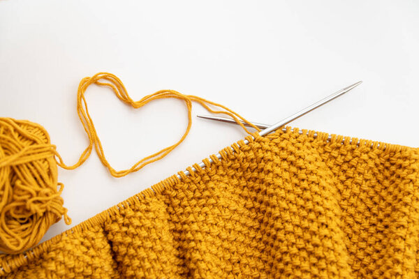 Вязание шерсти и вязание иголок на светлом фоне. селективный фокус
