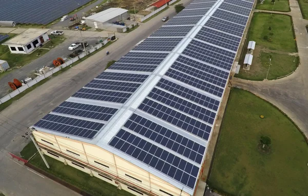 Solar panels on rooftop — Stock Photo, Image