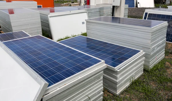 Pilas de células solares listas para su instalación Imagen De Stock